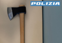 Aggredisce una famiglia con un’accetta: 21enne denunciato dalla Polizia di Stato